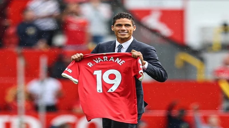 Số áo Varane gây bất ngờ tại Man Utd